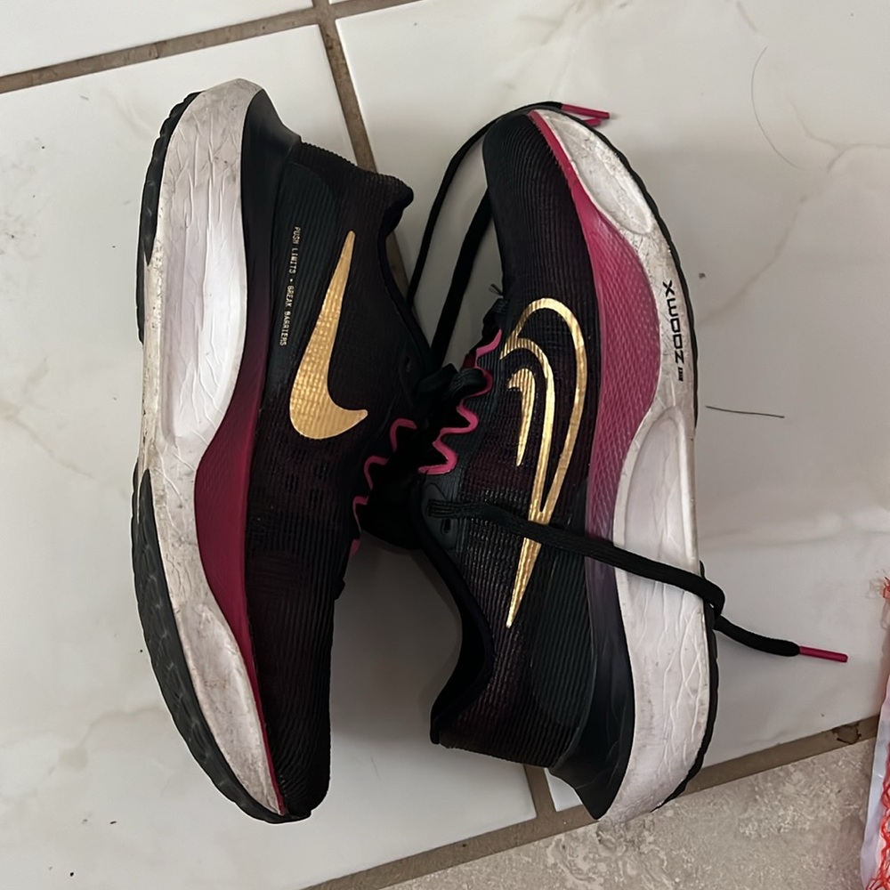 Nike zoom fly 5 women’s size 6 (runs large)